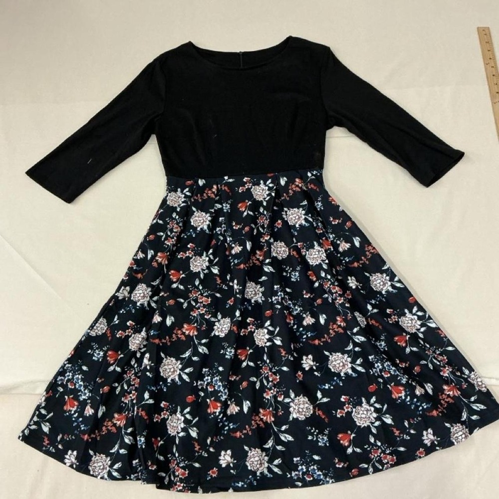 Cute‎ fit-and-flare dress featuring a classic black bodice paired